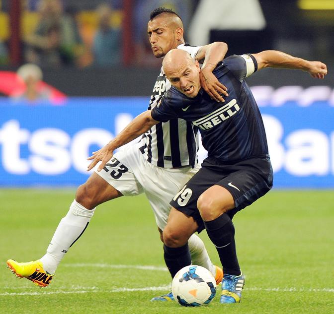 Cambiasso difende palla da Vidal. Ansa
